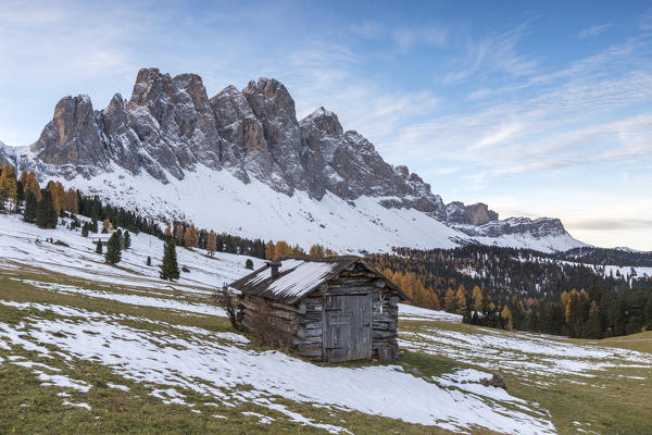 Wooden lodge and Odle Dolomites. Malga Gampen, Funes, Bolzano, Trentino Alto Adige - Sudtirol, Italy, Europe.