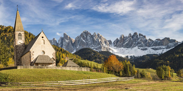 The church of the village with Odle Dolomites peaks on the background. Santa Maddalena, Funes, Bolzano, Trentino Alto Adige - Sudtirol, Italy, Europe.