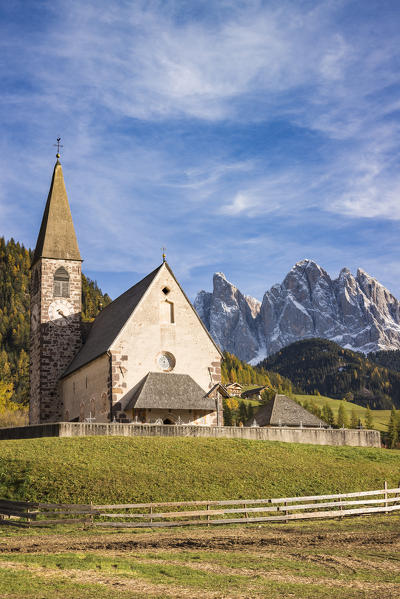 The church of the village with Odle Dolomites peaks on the background. Santa Maddalena, Funes, Bolzano, Trentino Alto Adige - Sudtirol, Italy, Europe.