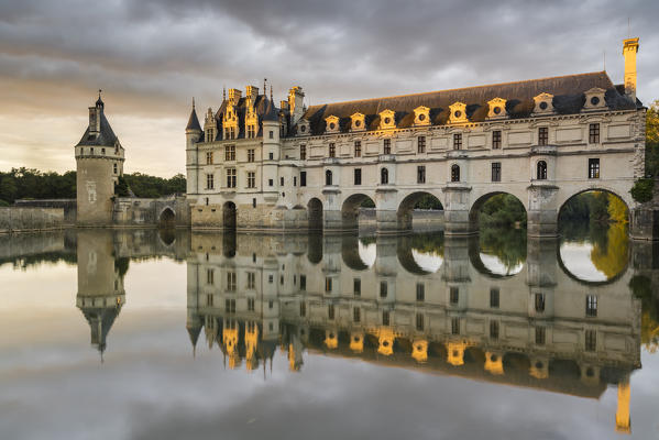Chenonceau castle reflects itself on the Loire at sunset. Chenonceaux, Indre-et-Loire, France.