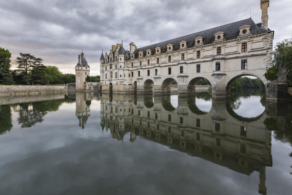 Chenonceau castle reflects itself on the Loire. Chenonceaux, Indre-et-Loire, France.