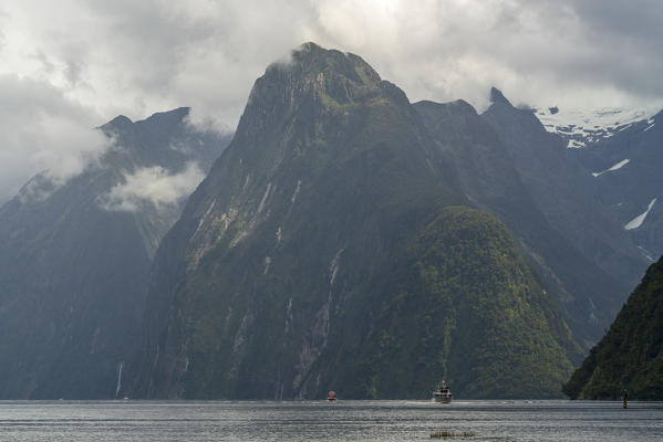 Boats and mountains in Milford Sound in summer. Fiordland NP, Southland district, Southland region, South Island, New Zealand.