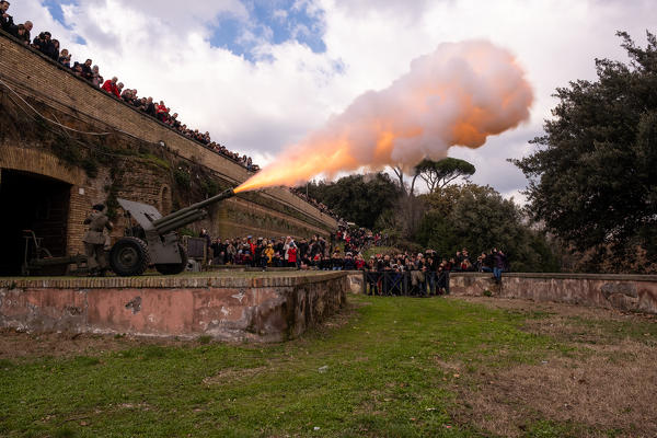 The Cannon at midday on Janiculum Hill
Europe, Italy, Lazio Region, Province of Rome, Rome