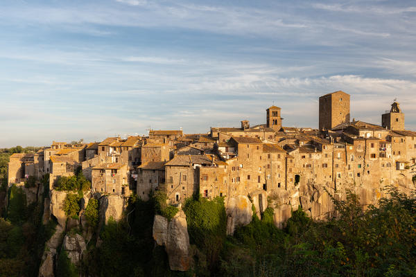 The village of Vitorchiano stands on a big rock over a canyon photographed during the sunset.
Europe, Italy, Lazio, Province of Viterbo, Vitorchiano