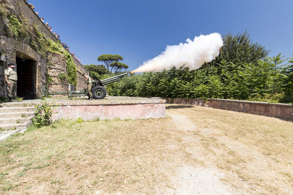 Europe, Italy, Lazio, Rome. Gunnshot at Gianicolo