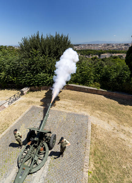 Europe, Italy, Lazio, Rome. Gunnshot at Gianicolo