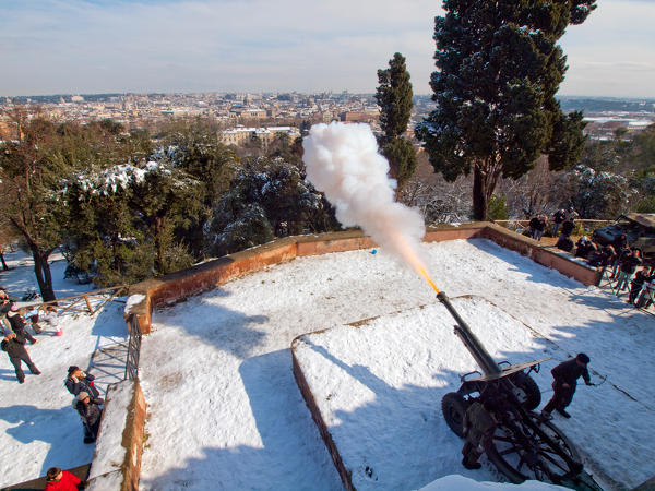 The firing of the cannon at noon on Janiculum Hill after a snowfall
Europe, Italy, Lazio, Province of Rome, Rome