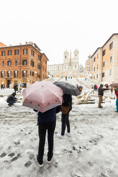 Two tourists covered under the umbrella in Piazza di Spagna during the great snowfall of Rome in 2018
Europe, Italy, Lazio, Province of Rome, Rome