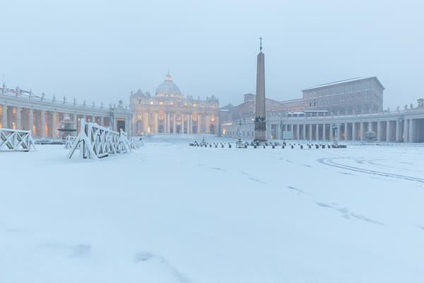 St. Peter's Square and the Basilica during the great snowfall of Rome in 2018
Europe, Italy, Lazio, Province of Rome, Rome