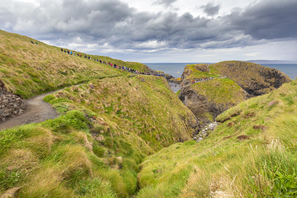 View of the Carrick-a-Rede Rope Bridge. Northern Ireland, County Antrim, Ballycastle, Ballintoy, United Kingdom.