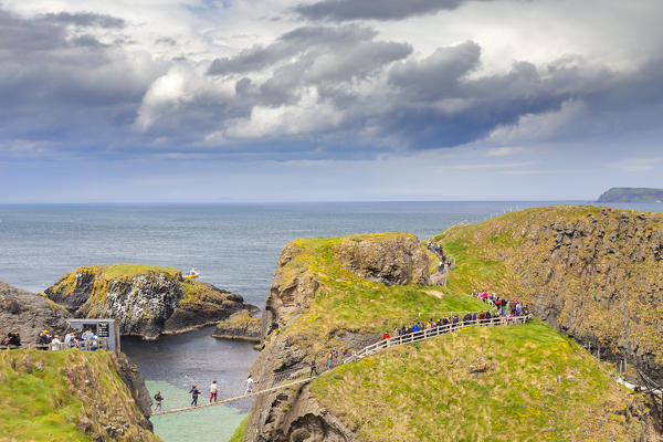 View of the Carrick-a-Rede Rope Bridge. Northern Ireland, County Antrim, Ballycastle, Ballintoy, United Kingdom.
