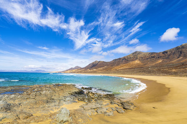El Islote de las Siete Viudas islet along the desert Cofete beach, Jandia peninsula, Fuerteventura, Canary Islands, Spain