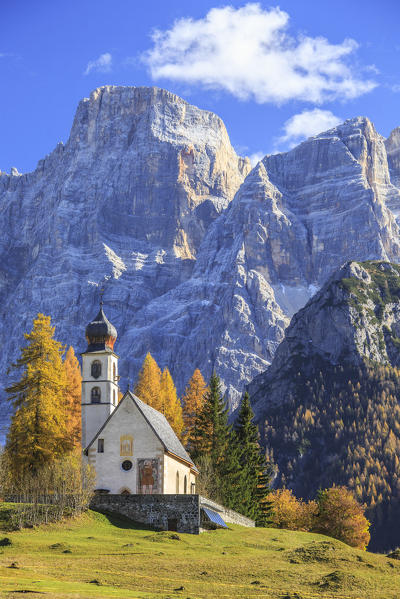 Church of Selva of Cadore with Mount Pelmo in the background in autumn. Dolomites. Cadore. Veneto. Italy. Europe