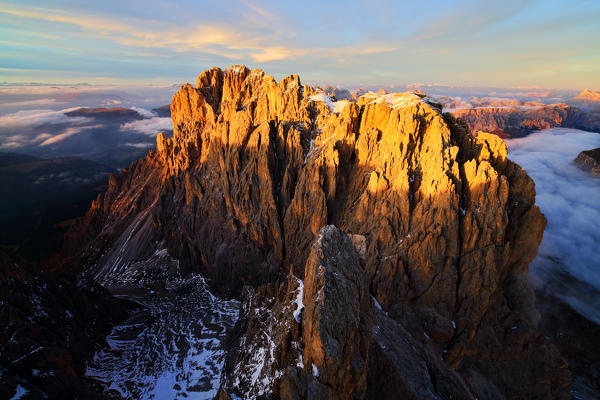 Vista aerea del Sassolungo e del Sassopiatto al tramonto. Gruppo Sella. Dolomiti. Italia