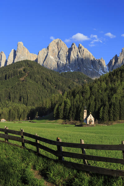 The Church of Ranui and the Odle group in the background. St. Magdalena Funes Valley Dolomites South Tyrol Italy Europe