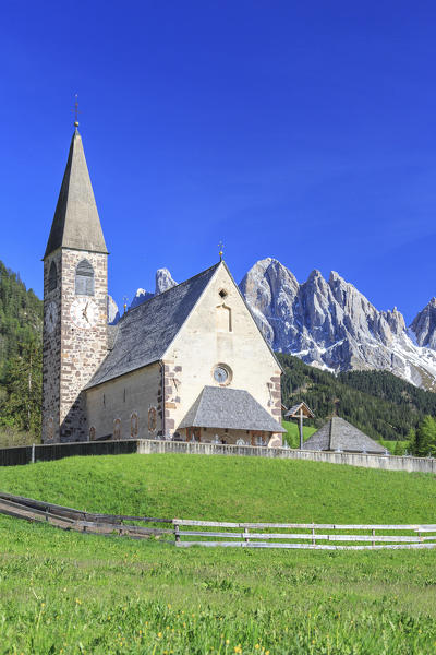 The Church of Ranui and the Odle group in the background. St. Magdalena Funes Valley Dolomites South Tyrol Italy Europe