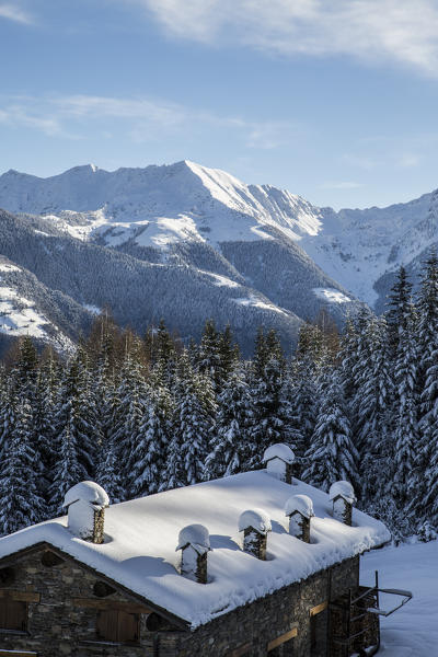 Snow covered hut and woods with Mount Lago in background Tagliate Di Sopra Gerola Valley Valtellina Lombardy Italy Europe
