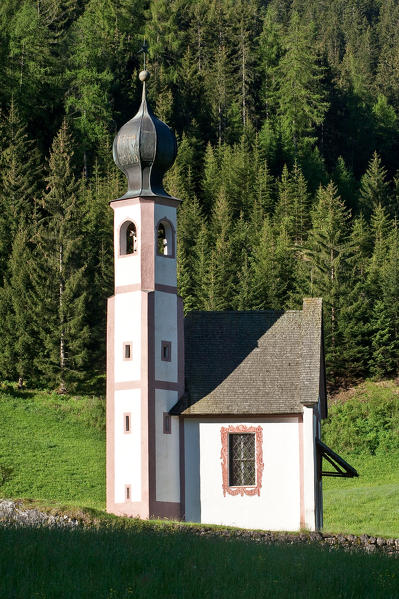 Solitary Church of San Giovanni in Ranui beneath Odle peaks of Puez Natural Park. Funes Valley Dolomites. Trentino Alto Adige. Italy Europe