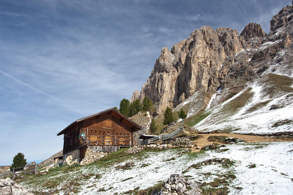 The Refuge Sandro Pertini is along the hiking trail around the Sasso Lungo group, which impresses for its spectacular views. The snowy mountain side of the Marmolada, the vertiginous rock faces of the Sasso Lungo mountain and the enchanted 