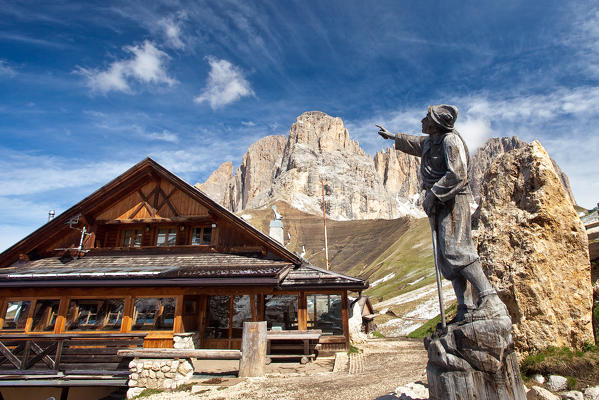 The Friedrich August hut along the trail 