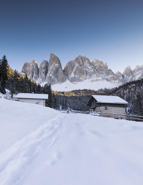 a view of the Dusler Alm in Villnössertal, with two alpine huts and the Geisler Group in the background, bolzano province, south tyrol, trentino alto adige, italy, 