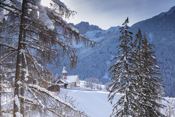 Winter landscape in Villnöss with Geisler Group in the background and a small alpine village in foreground, Bolzano province, South Tyrol, Trentino Alto Adige, Italy