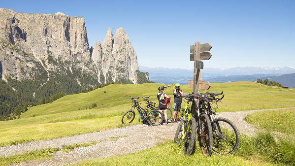 two biker on the Seiser alm, (Alpe di Siusi) with the Schlern in the Background, Bolzano province, South Tyrol, Trentino Alto Adige, Italy