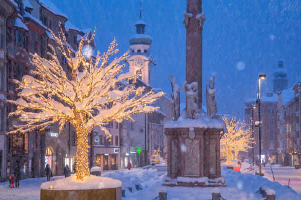 Maria Theresien Straße with the St. Annes's column on a snowy evening, Innsbruck, Tyrol, Austria, Europe