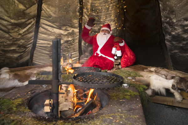 Santa Clausin seated in a traditional Lapland tent (Ruka, Kuusamo, Northern Ostrobothnia region, Lapland, Finland, Europe) (MR)	