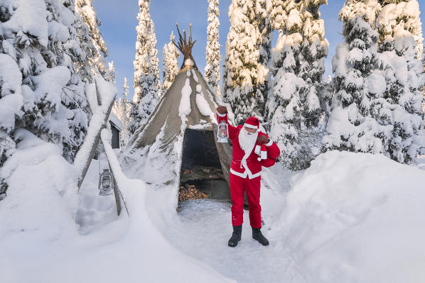Santa Clausin in front of a traditional Lapland tent (Ruka, Kuusamo, Northern Ostrobothnia region, Lapland, Finland, Europe) (MR)