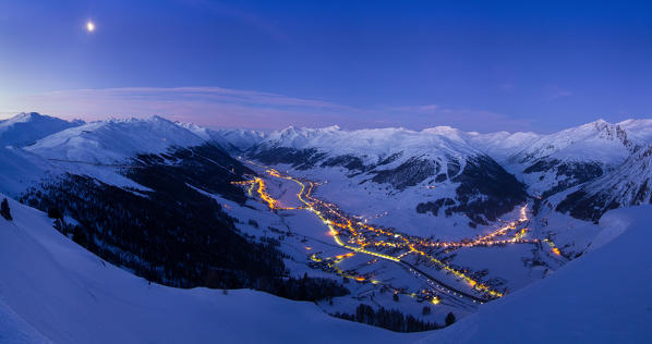 Europe, Italy, Lombardy, Sondrio. Livigno, snow village in the italian Alps during a winter night