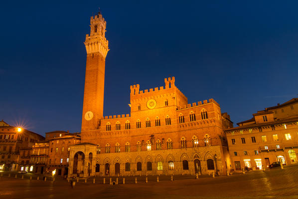 Europe, Italy, Tuscany. Piazza del Campo in Siena and the tower of the Palazzo Mangia in evening