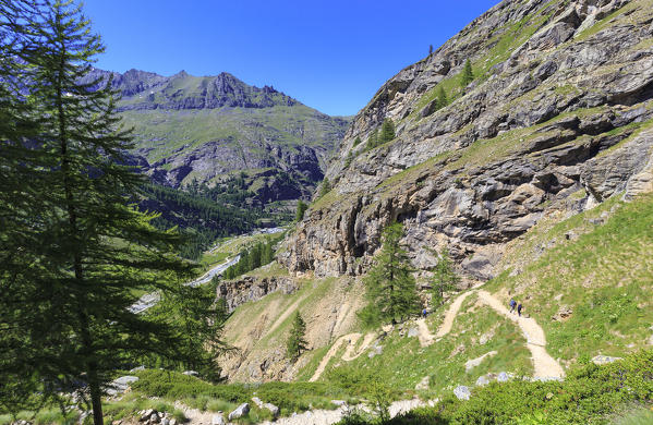 A trail leading to Vittorio Emanuele II hut. Valsavarance, Aosta Valley, Italy, Europe