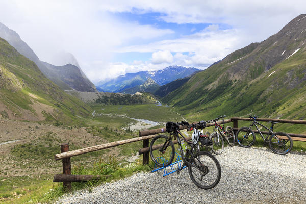 Mountain Bike parked at the Elisabetta hut with views of Veny Valley. Elisabetta Hut, Veny Valley, Courmayeur, Aosta Valley, Italy, Europe