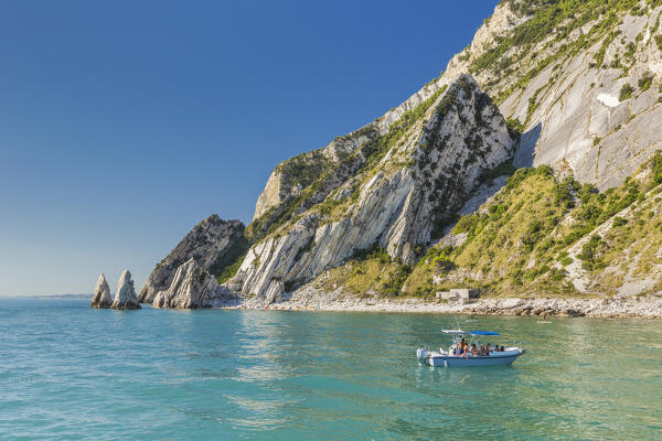 The Two Sisters beach (Spiaggia delle Due Sorelle), monte Conero, Sirolo, Riviera del Conero, Ancona province, Marche, Italy, Europe