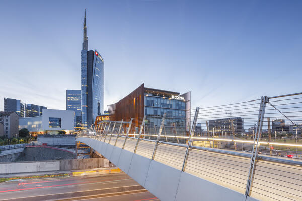 Dusk on Passerella Gioia bridge, Piazza Gae Aulenti, Milano, Lombardy, Italy, Europe