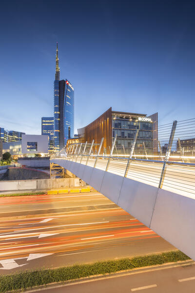 Dusk on Passerella Gioia bridge, Piazza Gae Aulenti, Milano, Lombardy, Italy, Europe