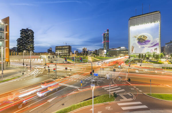 A view of Milano's roads from Passerella Gioia bridge, Piazza Gae Aulenti, Lombardy, Italy, Europe