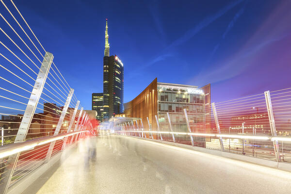 People go and back on Passerella Gioia bridge at Dusk, Piazza Gae Aulenti, Milan, Lombardy, Italy, Europe