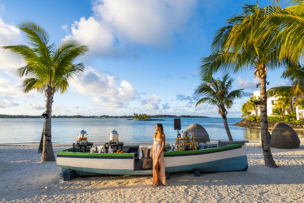 The beach bar at the Shangri-La Le Toussrok hotel, Trou d'Eau Douce, Flacq district, Mauritius, Africa (MR)