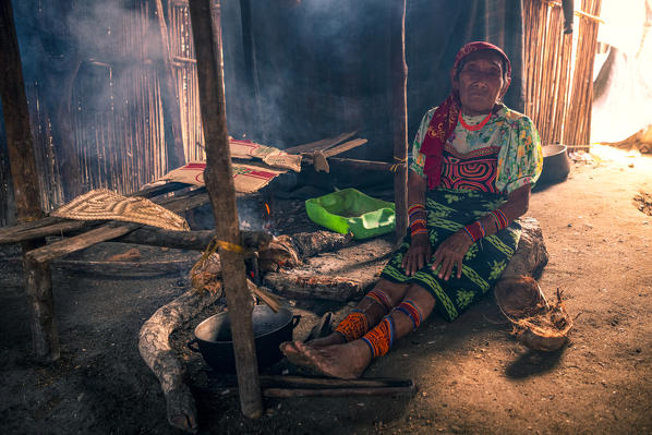 Old Kuna Indian woman dressed in traditional clothes. San Blas islands, Comarca Guna Yala, Panama, Central America