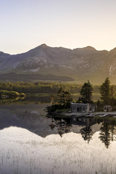 Connemara, County Galway, Connacht province, Ireland, Europe. Lough Inagh lake.