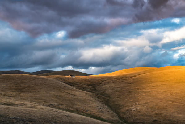 Isolated shepherd's hut in the mountains, Campo Imperatore, L'Aquila province, Abruzzo, Italy, Europe