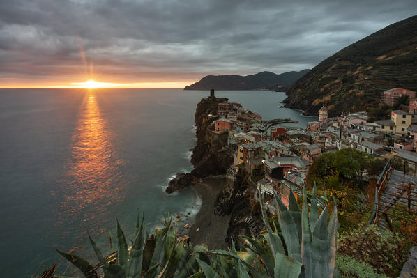 classic view of Vernazza at sunset, national park of Cinque Terre, municipality of Vernazza, La Spezia province, Liguria district, Italy, Europe