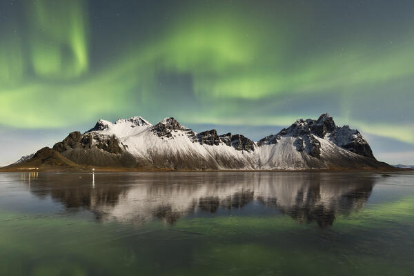 Vestrahorn mountain and the Northen Lights, Stokksnes, Hofn, Eastern Iceland, Iceland, Europe.