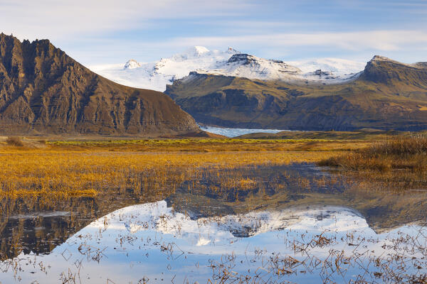 the mountain of Svinatfelljokull is mirrored in the glacial lake during the autumn time, Iceland, Europe