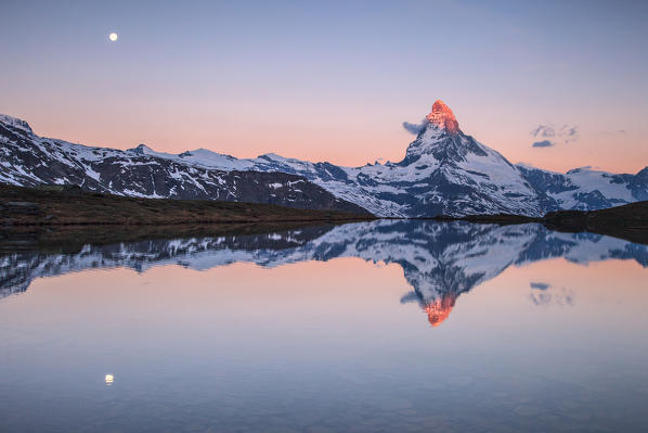 Switzerland, Vallese, the Matterhorn at sunrise reflected at Stellisee, Zermatt valley