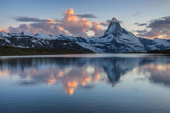 Switzerland, Vallese, the Matterhorn at sunset reflected at Stellisee, Zermatt valley