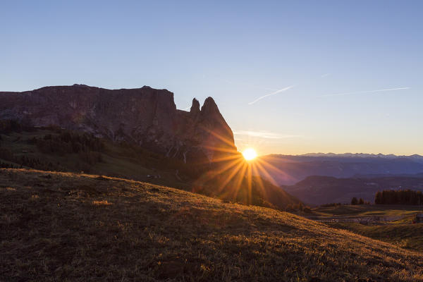 Sunbeam on Santner peak at sunset, Alpe di Siusi/Seiser Alm, Dolomites, province of Bolzano, South Tyrol, Italy