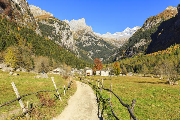 Footpath towards the alpine village of Cascina Piana, Val di Mello, Val Masino, Sondrio province, Valtellina, Lombardy, Italy
